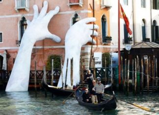 Скульптура «гигантские руки из воды» в Венеции, Италия