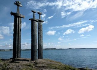 Памятник Мечи в камне (Sverd i fjell) в Норвегии