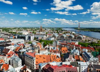 Латвия смягчает требования к въезду в страну