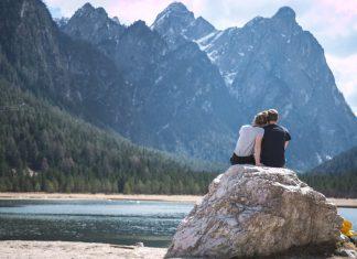 Как путешествия влияют на отношения: отвечает психолог