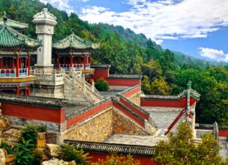 Китай планирует смягчить карантинные меры для туристов