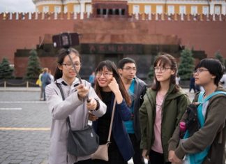 Китай возобновляет турпоездки в ряд стран