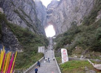 Арка «Небесные ворота» или пещера «Тяньмэнь» (Tianmen Cave) на горе Тяньмэнь, Китай