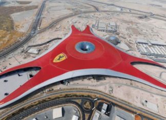 Ferrari World — это тематический парк Феррари, остров Яс в Абу-Даби, ОАЭ