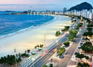 Пляж Копакабана (Copacabana beach) Рио-де-Жанейро, Бразилия