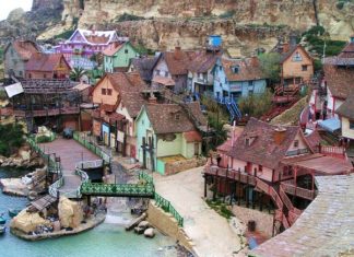 Деревня Попай (Popeye Village) — коплекс развлечений в честь фильма, бухта Анкор-Бэй, Мальта