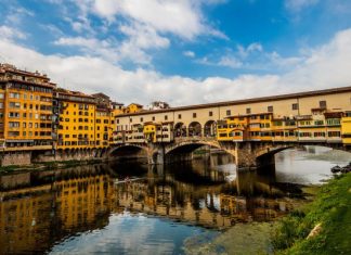 Понте Веккьо — самый старый мост Флоренции (Италия)
