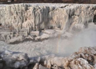 Водопад Хукоу (Hukou Waterfall) превращенный в гигантскую ледяную скульптуру, Китай