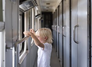 Как выехать за границу с ребенком: правила и необходимые документы в 2024 году