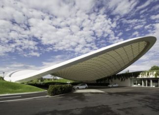 Парковка Volkswagen Austostadt в виде павшего листа, Вольфсбург, Германия