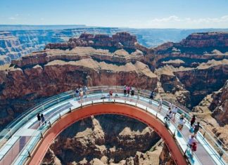 Смотровая площадка «Небесная тропа» над Гранд-Каньоном (Grand Canyon Skywalk), США