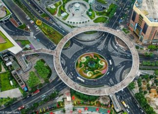 Круглый пешеходный мост в Шанхае (Китай)