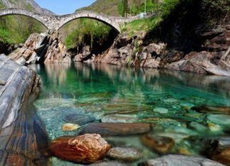 Кристально-чистая горная река Верзаска (Verzasca), Швейцария