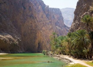 Райский оазис Вади Шааб (Wadi Shab) в пустыне, Оман