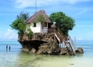 Ресторан «Скала» (The Rock) на скале в Занзибаре