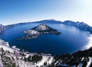 Кратерное озеро «Крейтер» (Crater Lake), штат Орегон, США