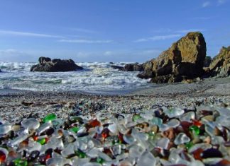 Стеклянный пляж (Glass Beach) Форт Брэгг, Калифорния, США