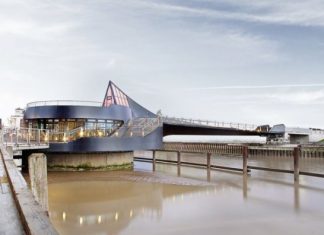 Разводной пешеходный мост Scale Lane через реку Халл в Англии