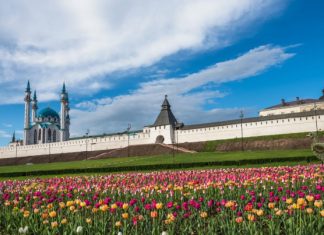 На майские праздники туристы поедут в Казань и Санкт-Петербург