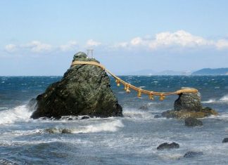 Мэото Ива (Meoto Iwa) — «скалы-супруги», остров Хонсю, Япония