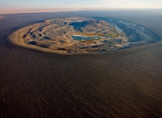 Вау-ан-Намус (Waw-an-Namus) — оазис внутри вулканического кратера, Сахара, Ливия