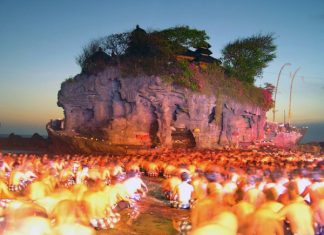 Храм Танах-Лот (Tanah Lot), Бали, Индонезия